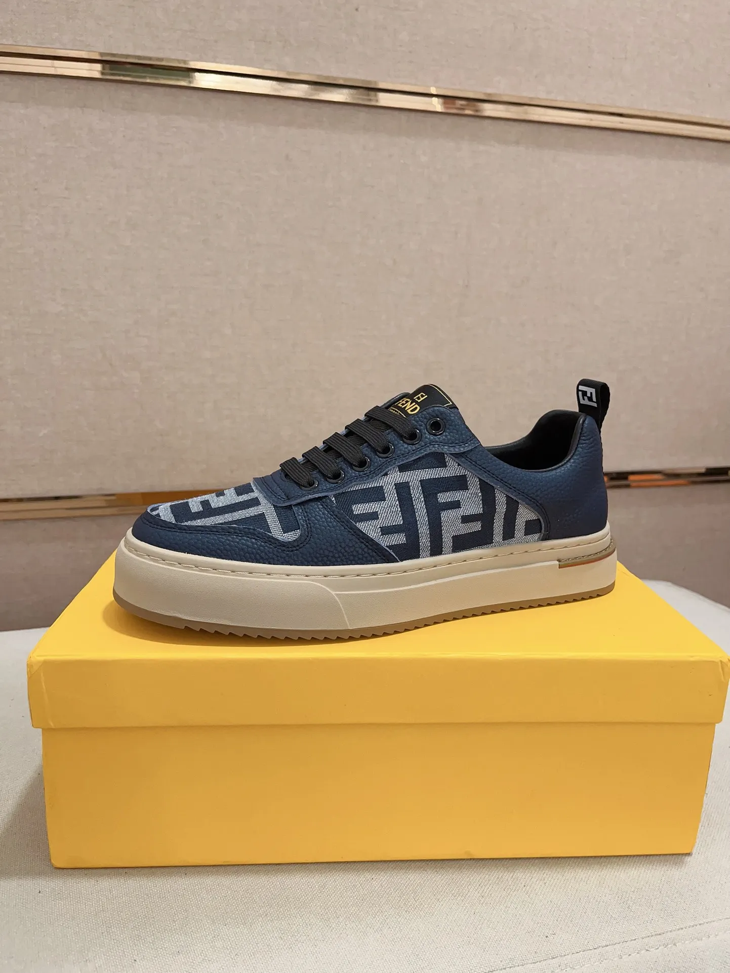 Men's shoes💰: 400💰[Fendi] Fendi's latest casual shoes for men! Available at counters simultaneously! A one-to-one replica of the original. All imported official website one-to-one cowhide fabric. The interior is made of top-grade sheepskin, and the original factory-supplied rubber outsole is used. Leading new fashion concepts. Matching code: 38-44. (can be customized for 45 non-refundable)